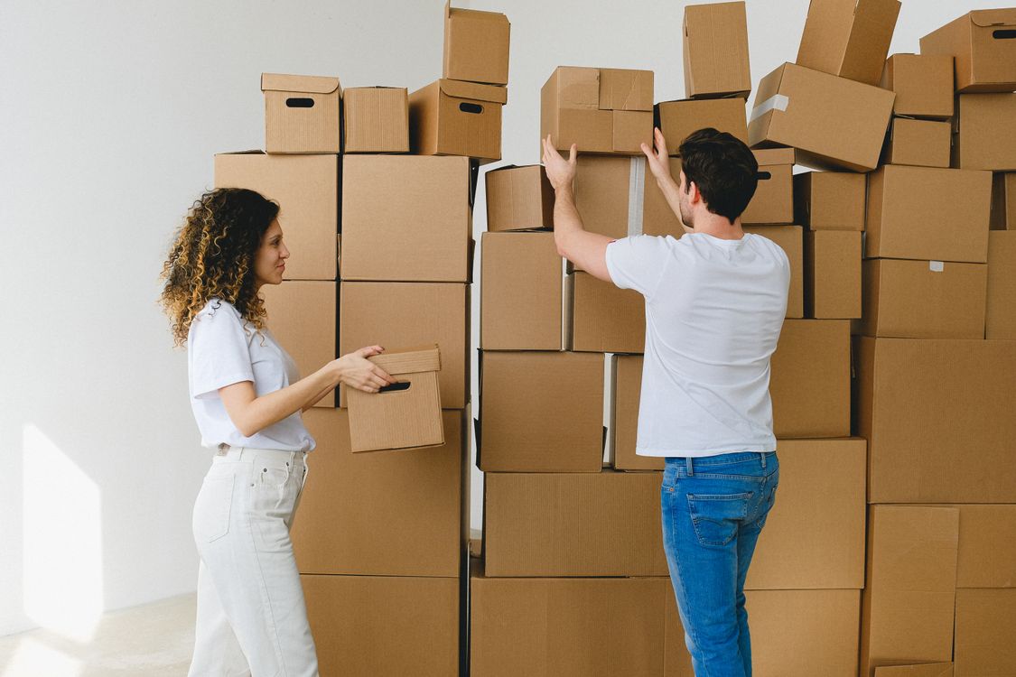 Pareja organizando cajas después de mudarse a un nuevo hogar