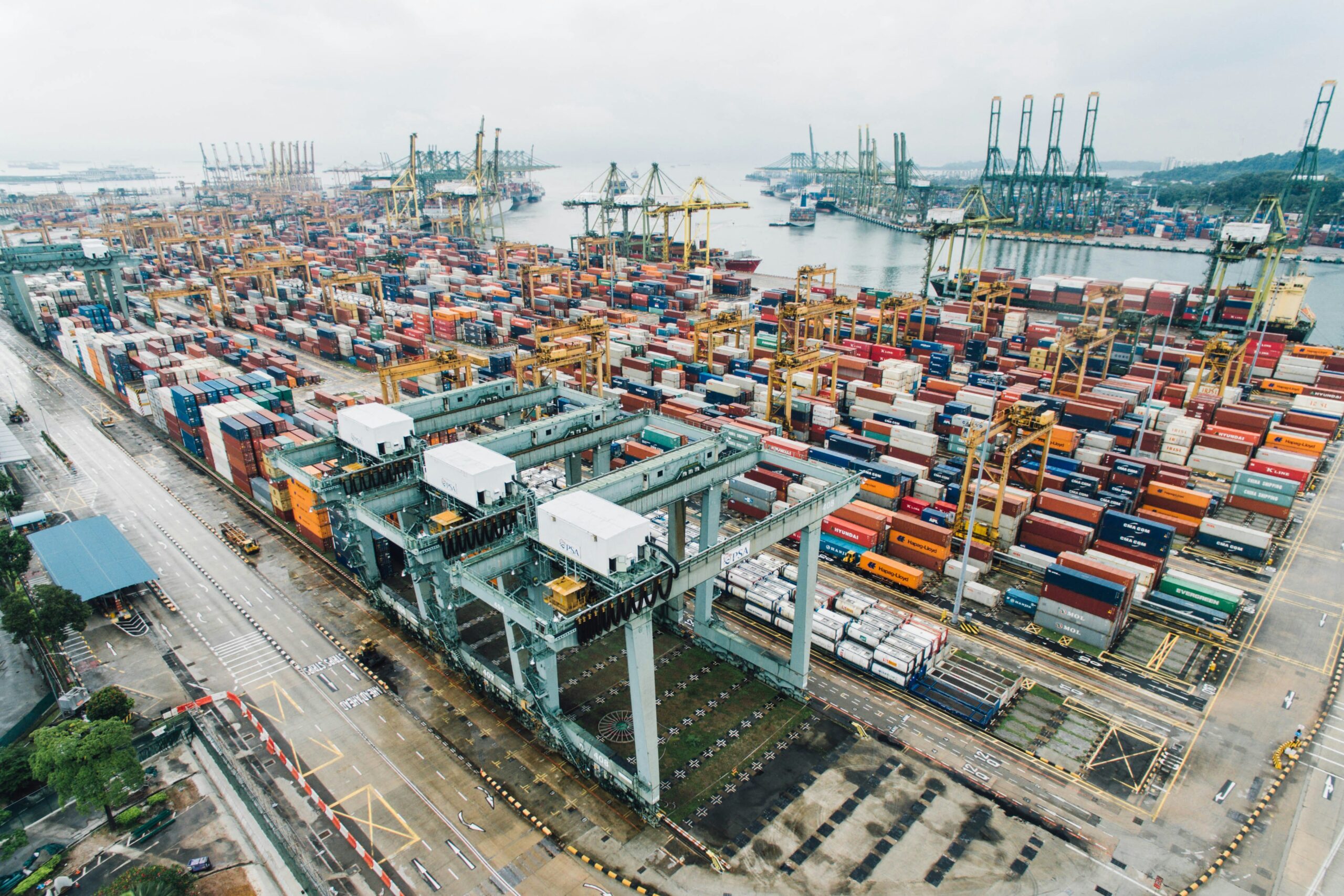 Contenedores de carga marítima apilados en el puerto