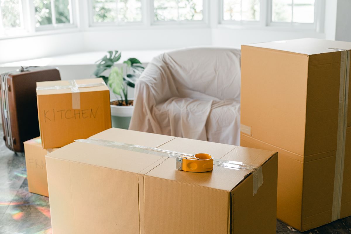 Cajas de cartón apiladas en un departamento vacío listo para la mudanza