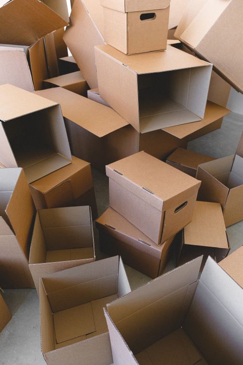 Pila de cajas de cartón vacías apiladas y listas para una mudanza residencial