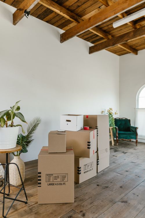 Cajas de cartón apiladas y listas para una mudanza en un departamento