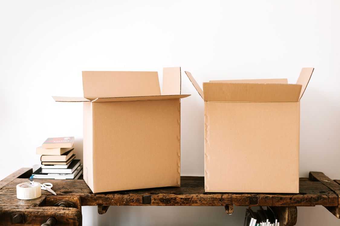 Cajas de carton y libros apilados durante el embalaje de una mudanza