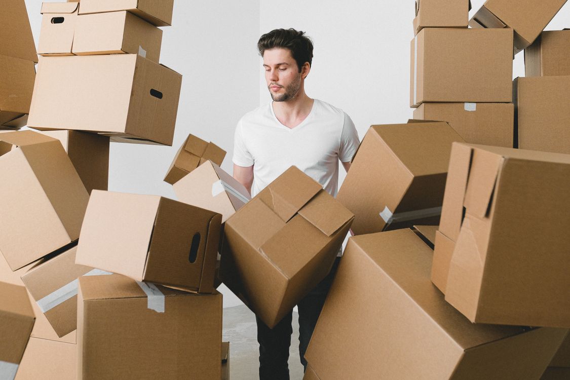Operarios cargando cajas y muebles durante una mudanza