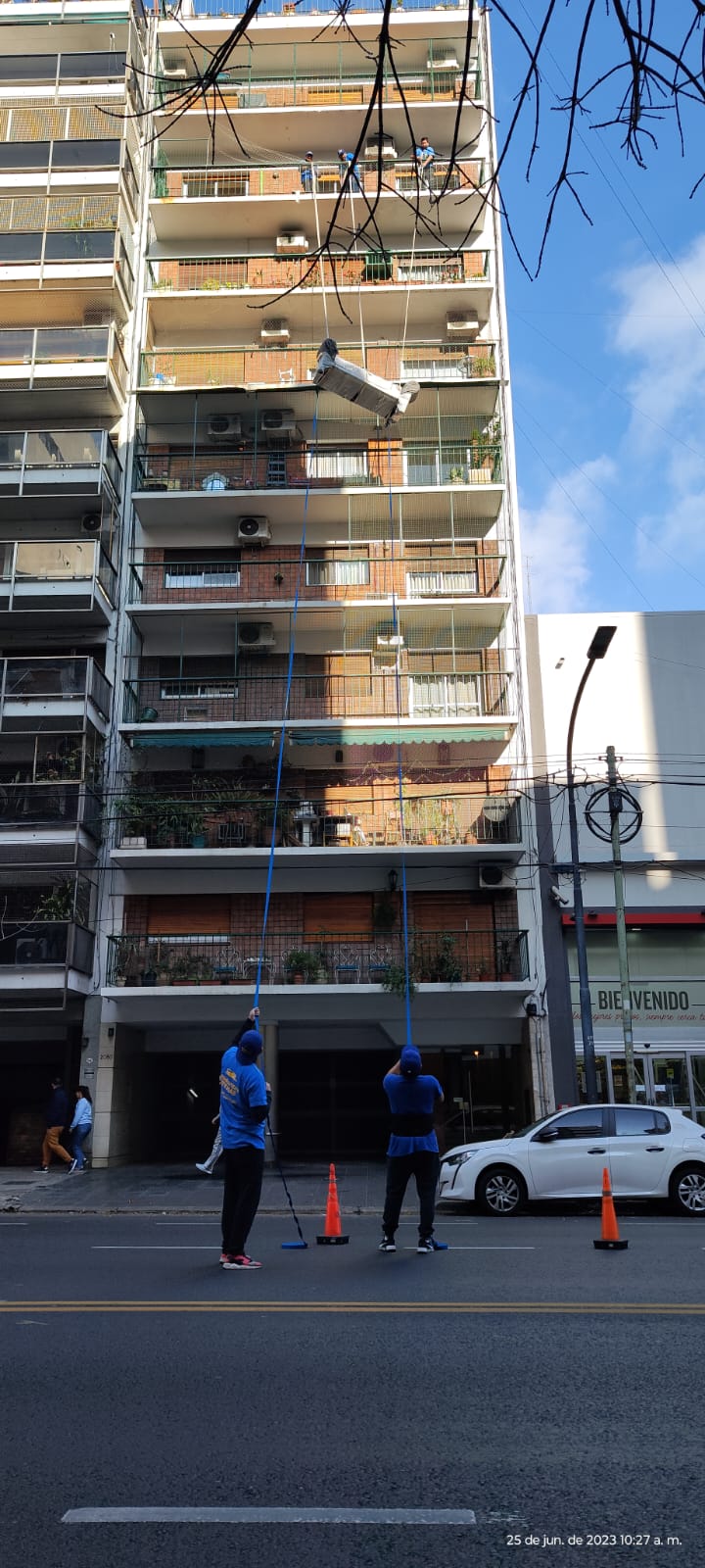 Izaje de un mueble embalado con sogas por el equipo de Mudanzas Atenas en Buenos Aires