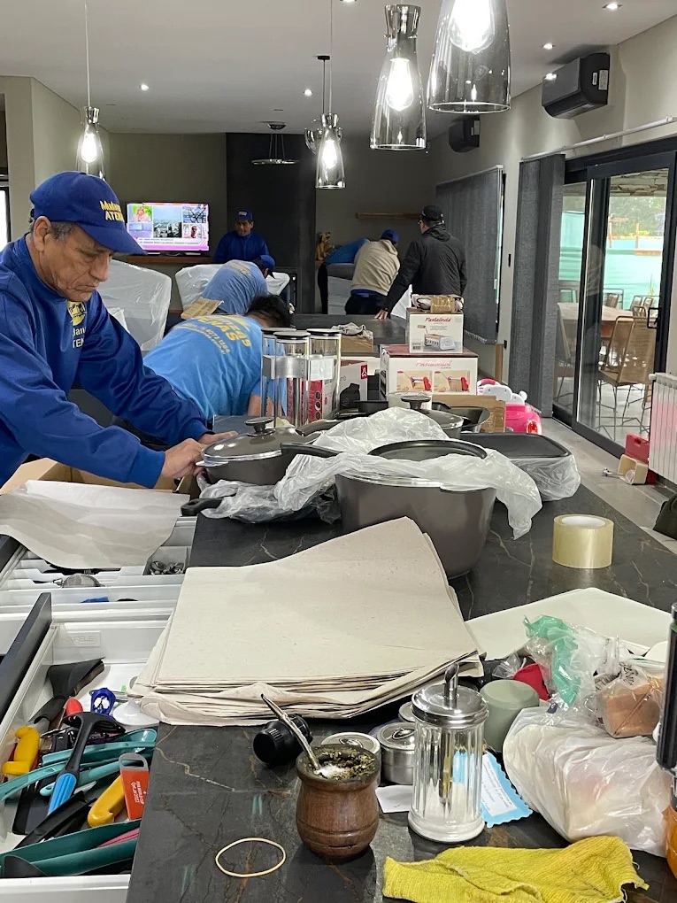 Operarios de Mudanzas Atenas embalando utensilios y objetos de cocina durante una mudanza de hogar