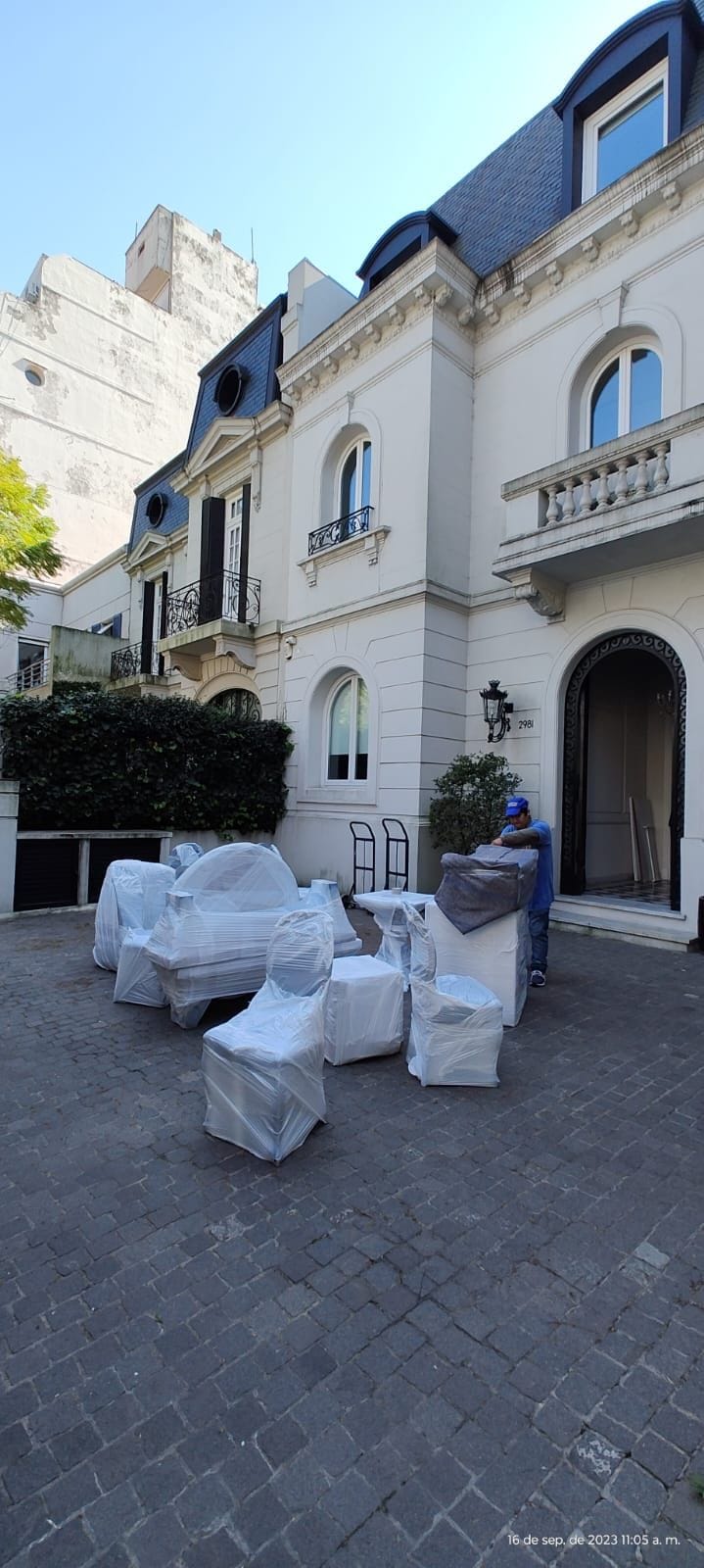 Muebles embalados y preparados para su carga