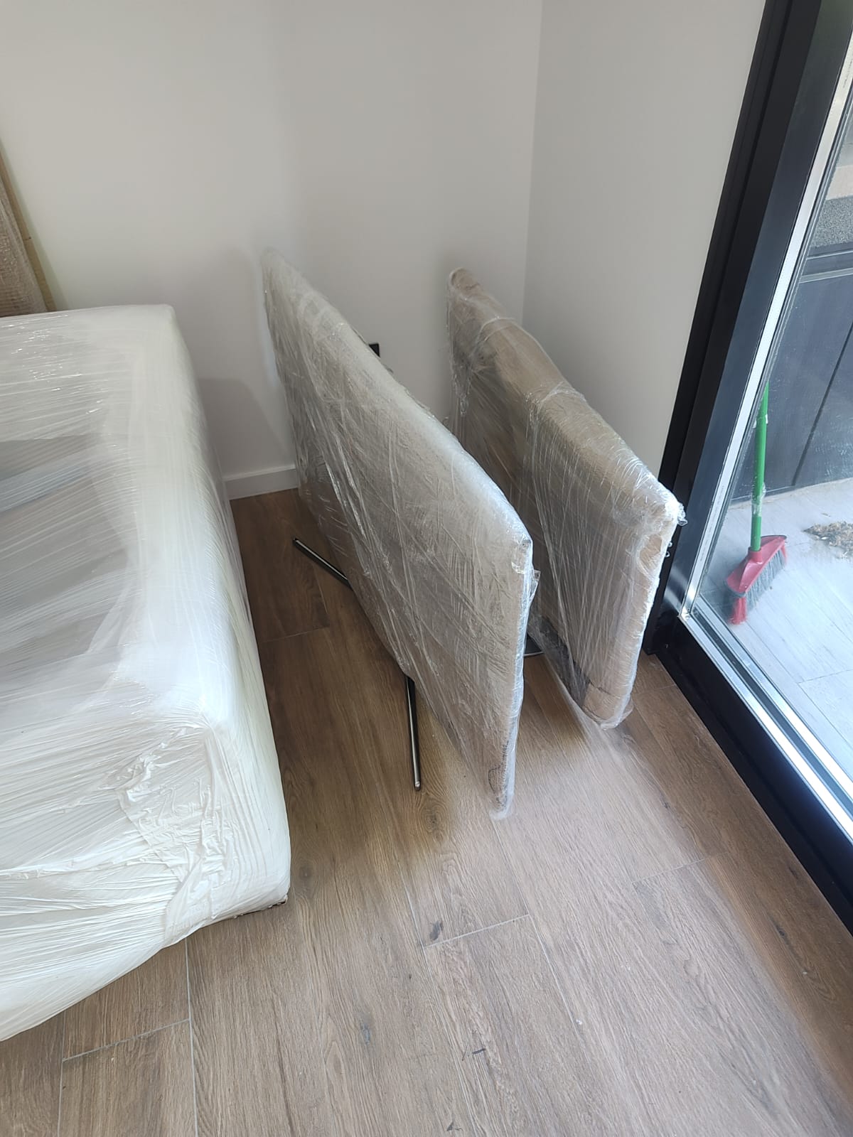 Sillas y mesa embaladas individualmente