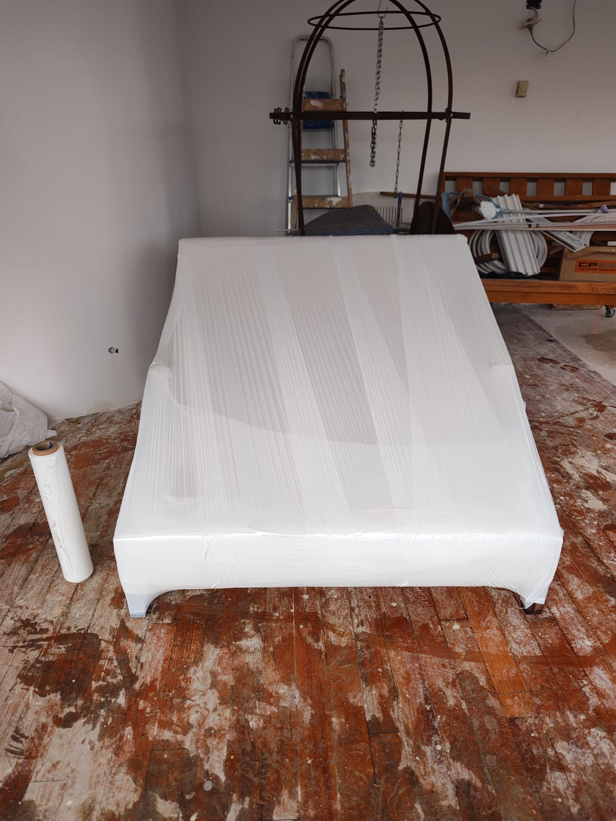 Sofá completamente protegido para una mudanza